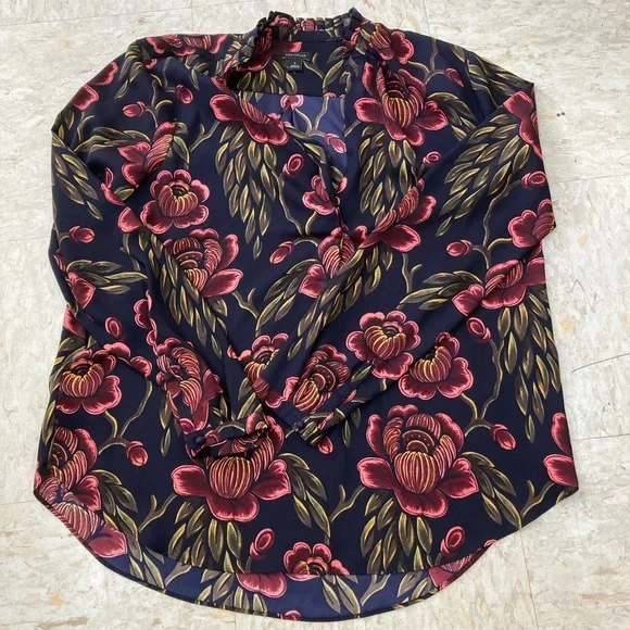 Ann Taylor blue shirt w/ flowers, slight ruffled collar, v neck. Size M - Picture 3 of 5